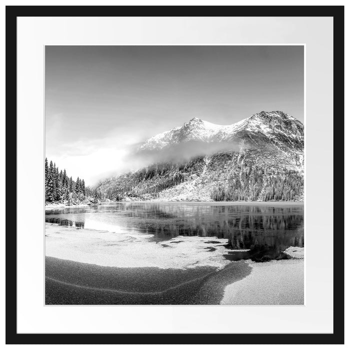 Winterlandschaft mit gefrorenem Bergsee, Monochrome Passepartout Quadratisch 55