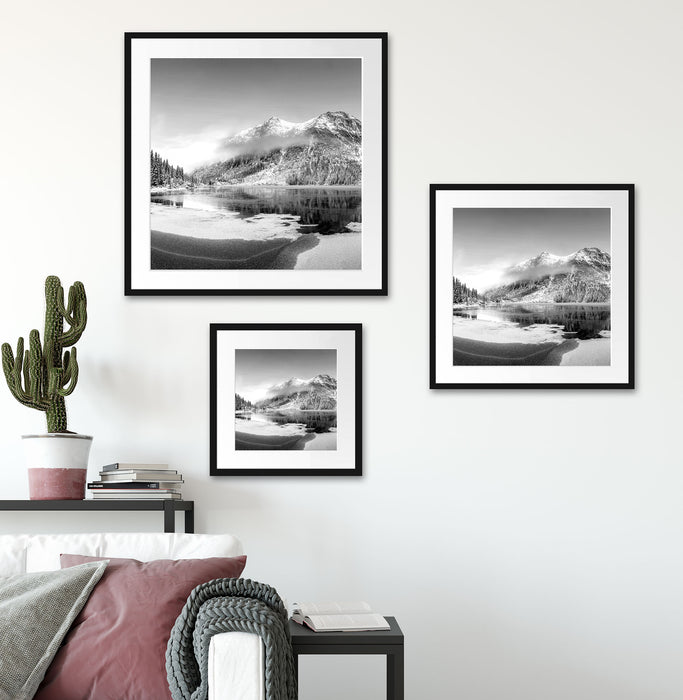 Winterlandschaft mit gefrorenem Bergsee, Monochrome Passepartout Wohnzimmer Quadratisch