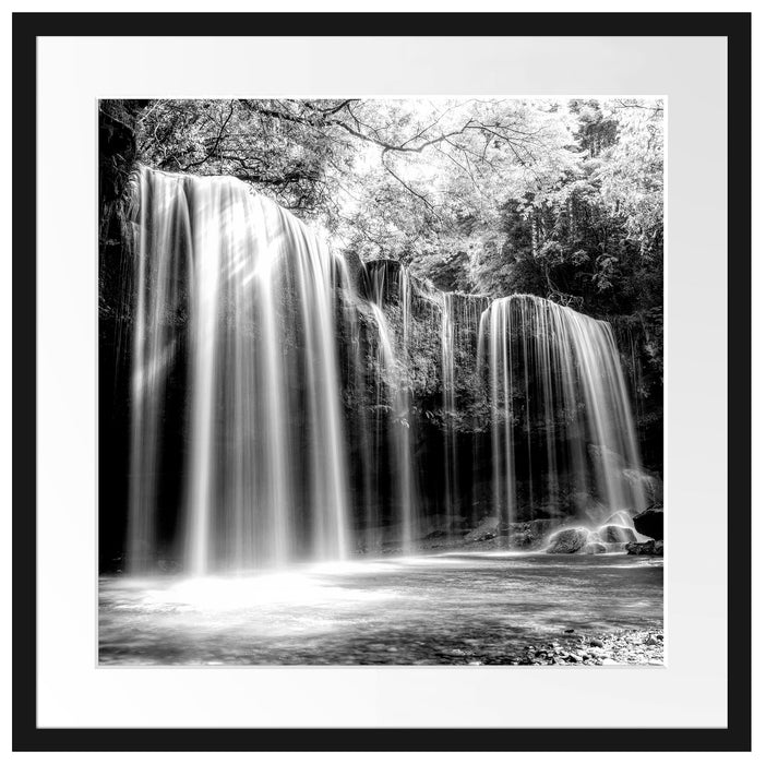Tropischer Wasserfall im Wald, Monochrome Passepartout Quadratisch 55