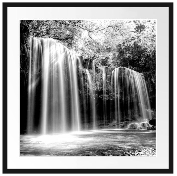 Tropischer Wasserfall im Wald, Monochrome Passepartout Quadratisch 70