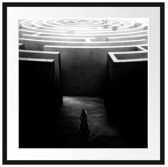 Frau vor großem Labyrinth, Monochrome Passepartout Quadratisch 70