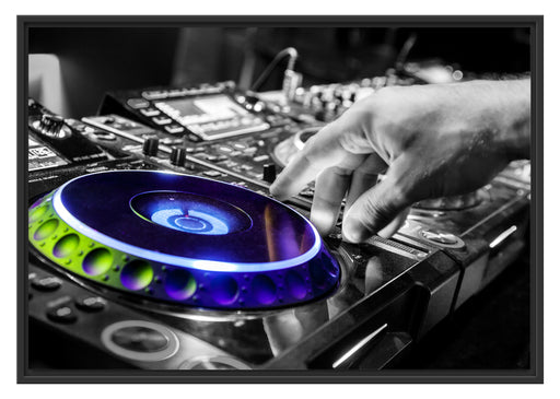 DJ bei der Arbeit am Plattenteller Schattenfugenrahmen 100x70
