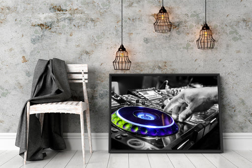 DJ bei der Arbeit am Plattenteller Schattenfugenrahmen Wohnzimmer