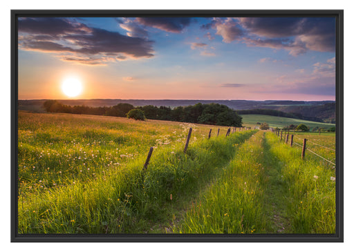 Bergwiese im Sonnenaufgang Schattenfugenrahmen 100x70