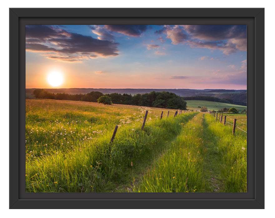 Bergwiese im Sonnenaufgang Schattenfugenrahmen 38x30