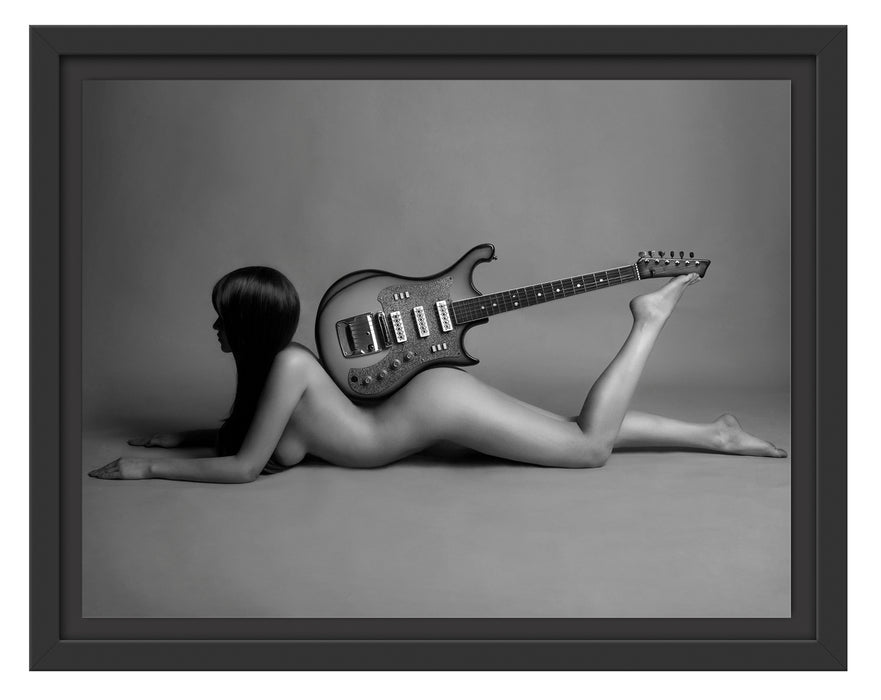Nackte Frau mit Gitarre Schattenfugenrahmen 38x30