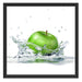 Grüner Apfel fällt in Wasser Schattenfugenrahmen Quadratisch 55x55