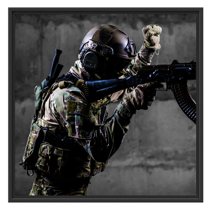 Soldat mit Uniform im Einsatz Schattenfugenrahmen Quadratisch 70x70