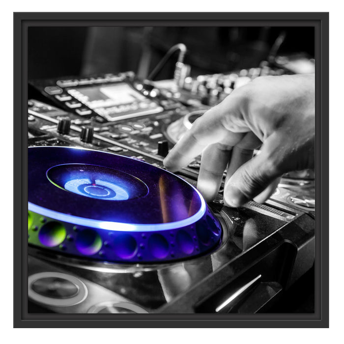 DJ bei der Arbeit am Plattenteller Schattenfugenrahmen Quadratisch 55x55