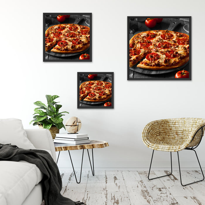Salamipizza frisch aus dem Ofen Quadratisch Schattenfugenrahmen Wohnzimmer