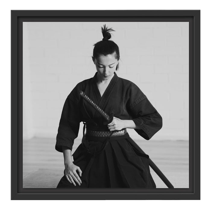 stolze Samurai-Kriegerin Schattenfugenrahmen Quadratisch 40x40