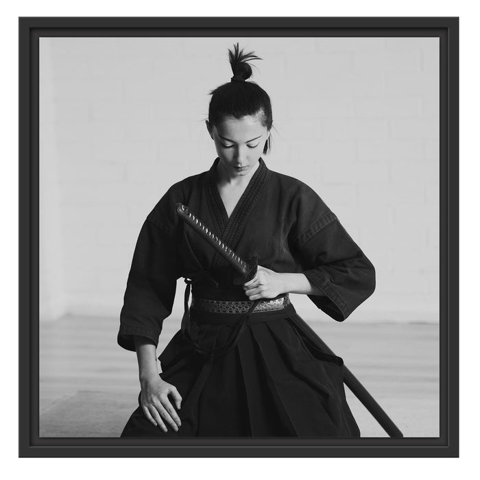 stolze Samurai-Kriegerin Schattenfugenrahmen Quadratisch 55x55