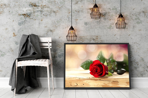 Rose auf Holztisch Schattenfugenrahmen Wohnzimmer