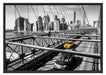 Gelbes Taxi in New York auf Brücke Schattenfugenrahmen 100x70