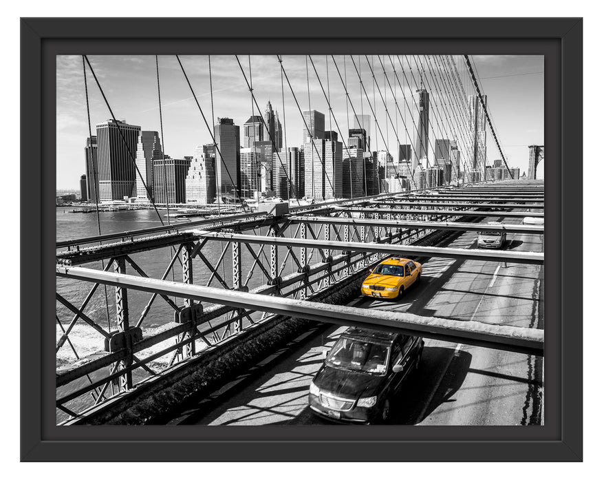 Gelbes Taxi in New York auf Brücke Schattenfugenrahmen 38x30