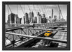 Gelbes Taxi in New York auf Brücke Schattenfugenrahmen 55x40