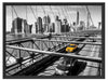 Gelbes Taxi in New York auf Brücke Schattenfugenrahmen 80x60