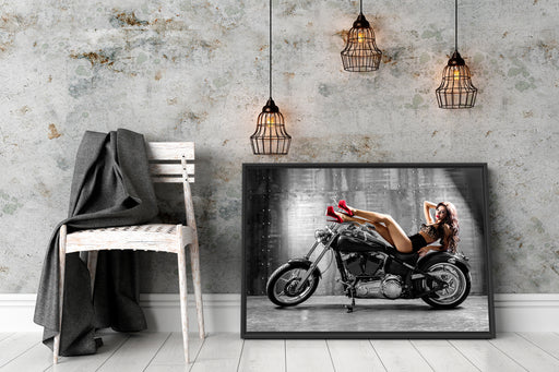 Model auf einem Motorrad Schattenfugenrahmen Wohnzimmer