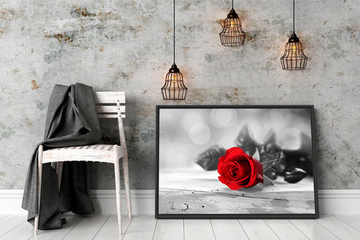 Rote Rose auf Holztisch Schattenfugenrahmen Wohnzimmer