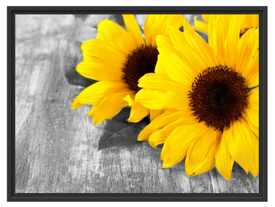 schöne Sonnenblumen auf Holztisch Schattenfugenrahmen 80x60