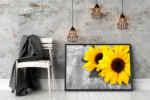 schöne Sonnenblumen auf Holztisch Schattenfugenrahmen Wohnzimmer