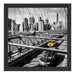 Gelbes Taxi in New York auf Brücke Schattenfugenrahmen Quadratisch 40x40