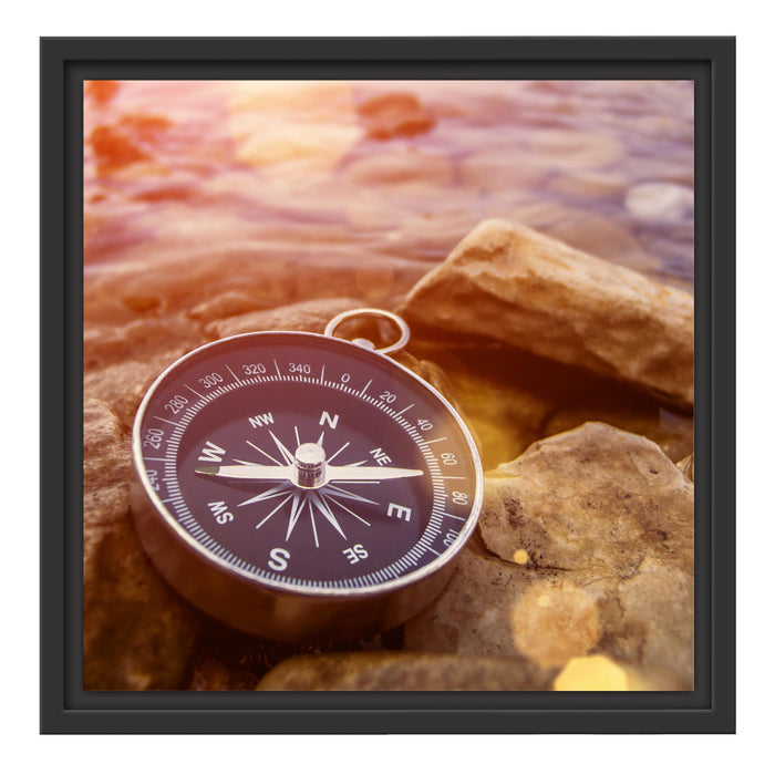 Kompass auf Steinen Heimat Schattenfugenrahmen Quadratisch 40x40