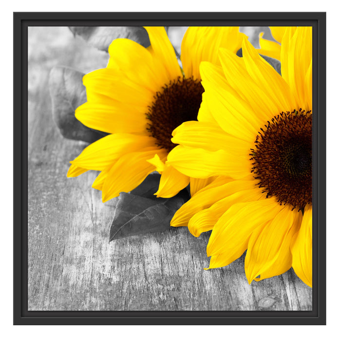 schöne Sonnenblumen auf Holztisch Schattenfugenrahmen Quadratisch 55x55