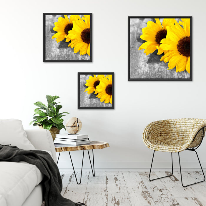 schöne Sonnenblumen auf Holztisch Quadratisch Schattenfugenrahmen Wohnzimmer