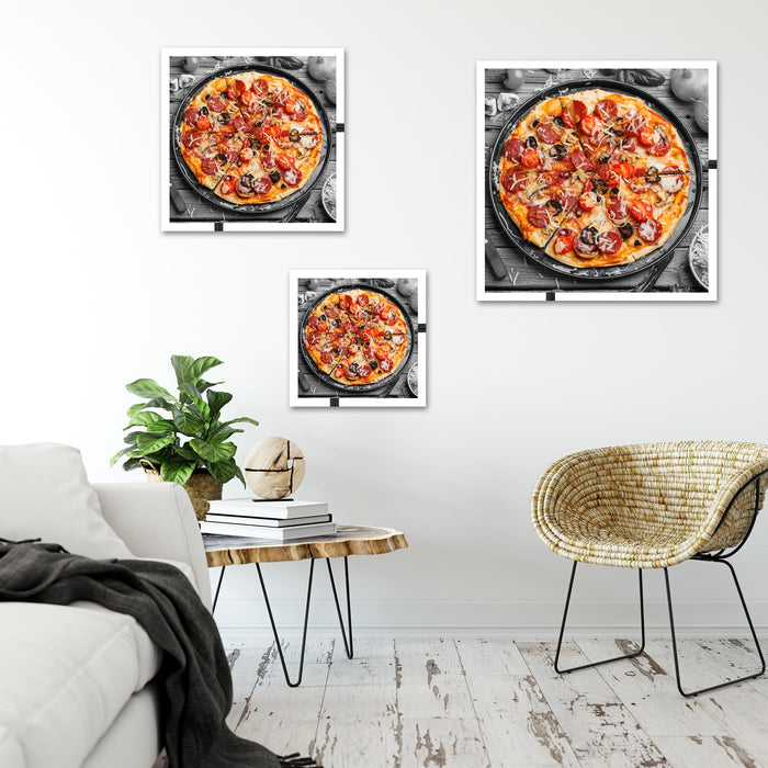 Pizza auf Pizzablech Quadratisch Schattenfugenrahmen Wohnzimmer