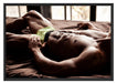 Muskulöser Mann im Bett Schattenfugenrahmen 100x70