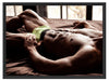Muskulöser Mann im Bett Schattenfugenrahmen 80x60