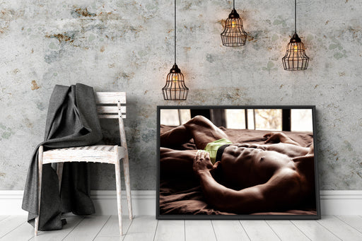 Muskulöser Mann im Bett Schattenfugenrahmen Wohnzimmer