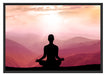 Meditierender Mensch in den Bergen Schattenfugenrahmen 100x70