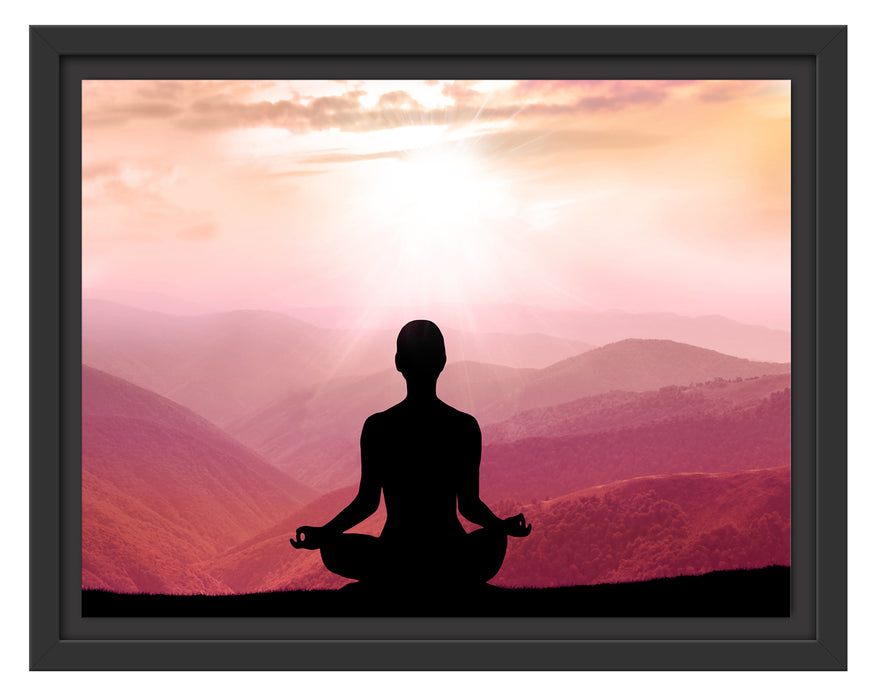 Meditierender Mensch in den Bergen Schattenfugenrahmen 38x30