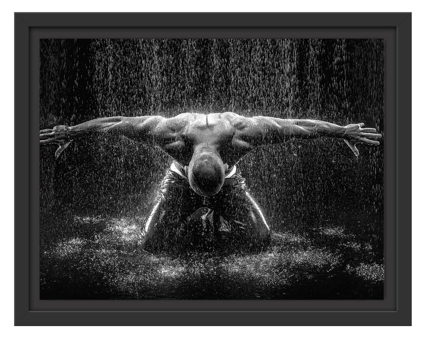 Bodybuilder im Regen Kunst B&W Schattenfugenrahmen 38x30