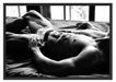 Muskulöser Mann im Bett Kunst B&W Schattenfugenrahmen 100x70