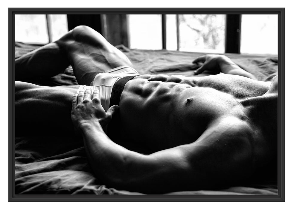Muskulöser Mann im Bett Kunst B&W Schattenfugenrahmen 100x70