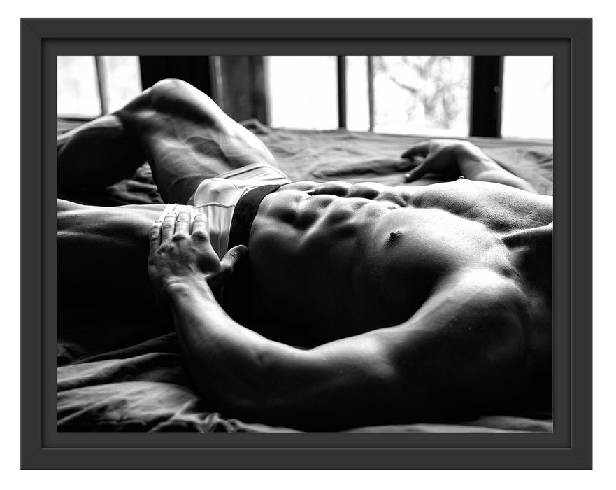 Muskulöser Mann im Bett Kunst B&W Schattenfugenrahmen 38x30