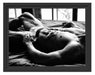 Muskulöser Mann im Bett Kunst B&W Schattenfugenrahmen 38x30