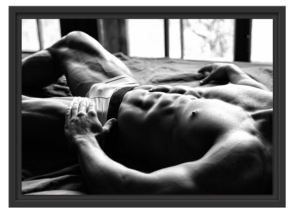 Muskulöser Mann im Bett Kunst B&W Schattenfugenrahmen 55x40