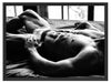 Muskulöser Mann im Bett Kunst B&W Schattenfugenrahmen 80x60