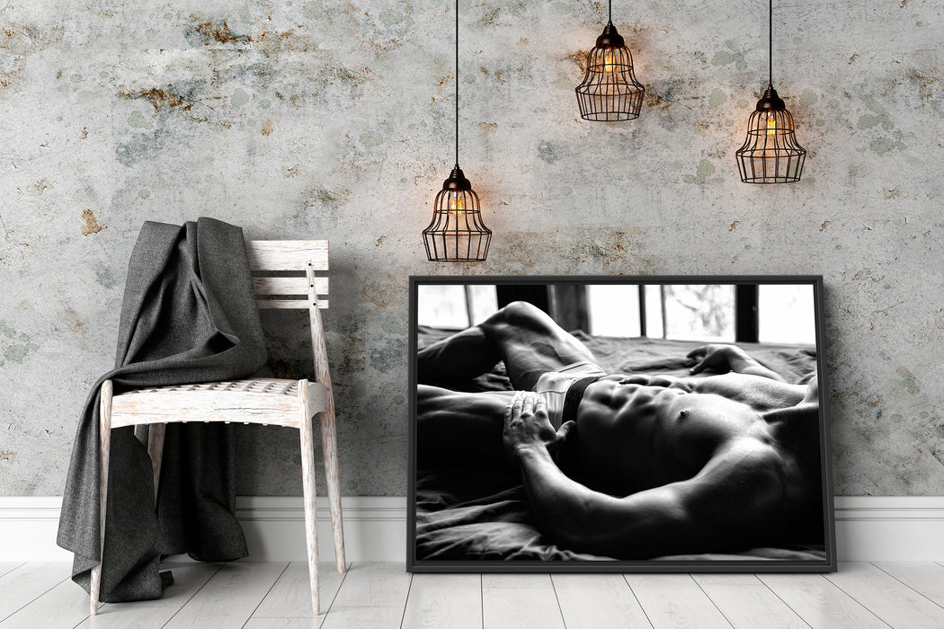 Muskulöser Mann im Bett Kunst B&W Schattenfugenrahmen Wohnzimmer