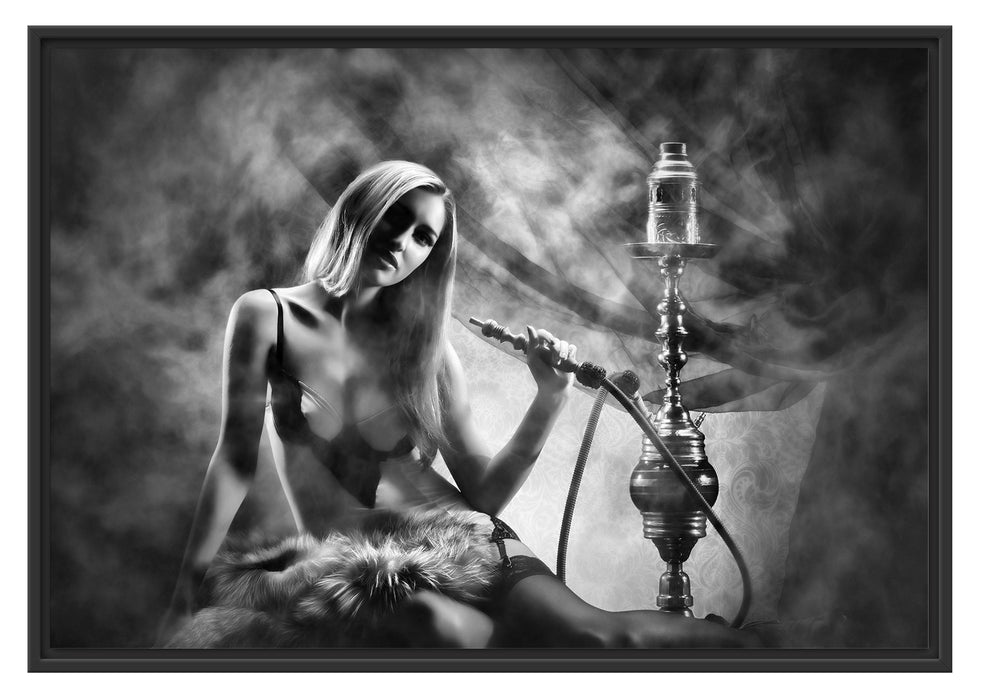 Frau mit Shisha im Nebel Schattenfugenrahmen 100x70