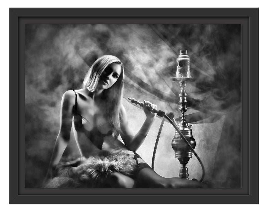 Frau mit Shisha im Nebel Schattenfugenrahmen 38x30