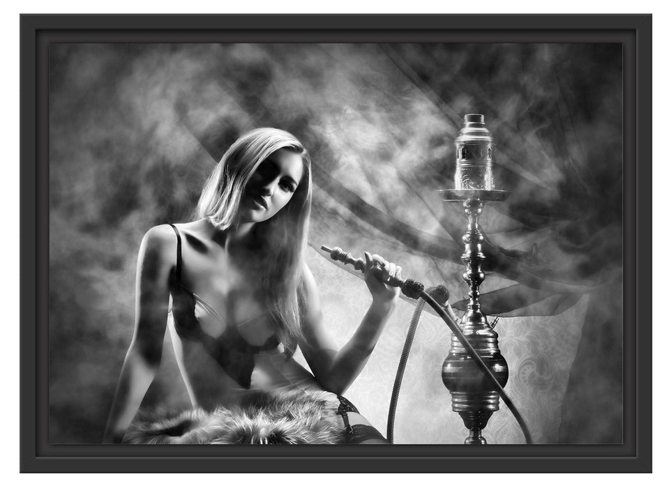 Frau mit Shisha im Nebel Schattenfugenrahmen 55x40