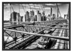 Gelbes Taxi in New York auf Brücke Schattenfugenrahmen 100x70