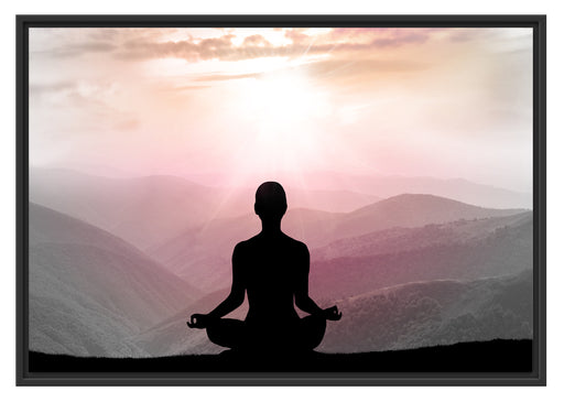 Meditierender Mensch in den Bergen Schattenfugenrahmen 100x70