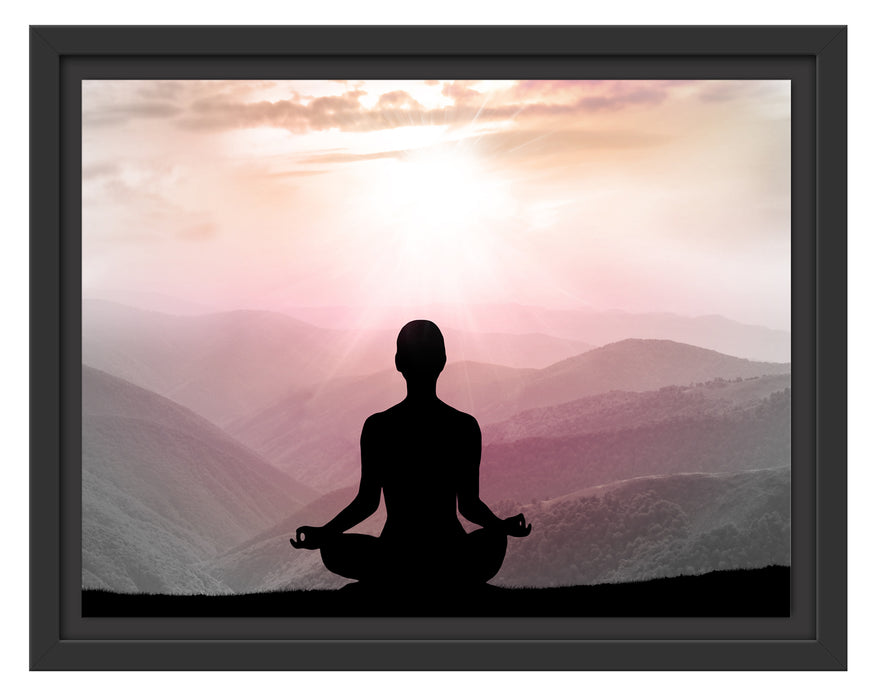 Meditierender Mensch in den Bergen Schattenfugenrahmen 38x30