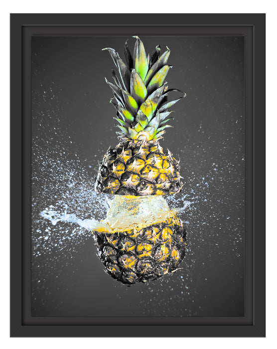 Ananas mit Wasser bespritzt Schattenfugenrahmen 38x30